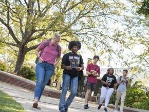 学生 walking on campus